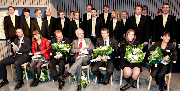 Gruppfoto av pristagare med blommor. Från vänster: Niklas Arnberg, Kerstin Lindblad-Toh, Nico Dantuma, Jan-Åke Gustafsson, Mikael Sigvardsson, Maria Falkenberg Gustafsson och Madeleine Durbeej-Hjalt. Överst i bild är Lunds Studentsångare.