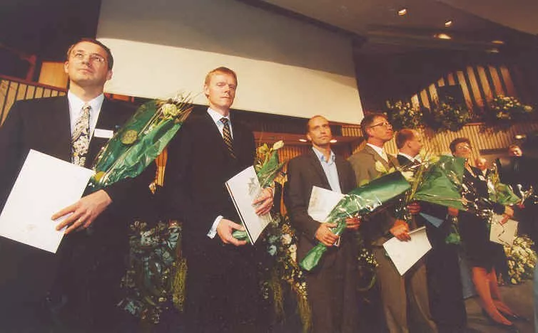 Gruppfoto av pristagare med blommor och diplom. Från vänster: Peter M Andersen, Finn Hallböök, Jonas Frisén, Ola Hermanson, Johan Wessberg, Mary Jo Wick.