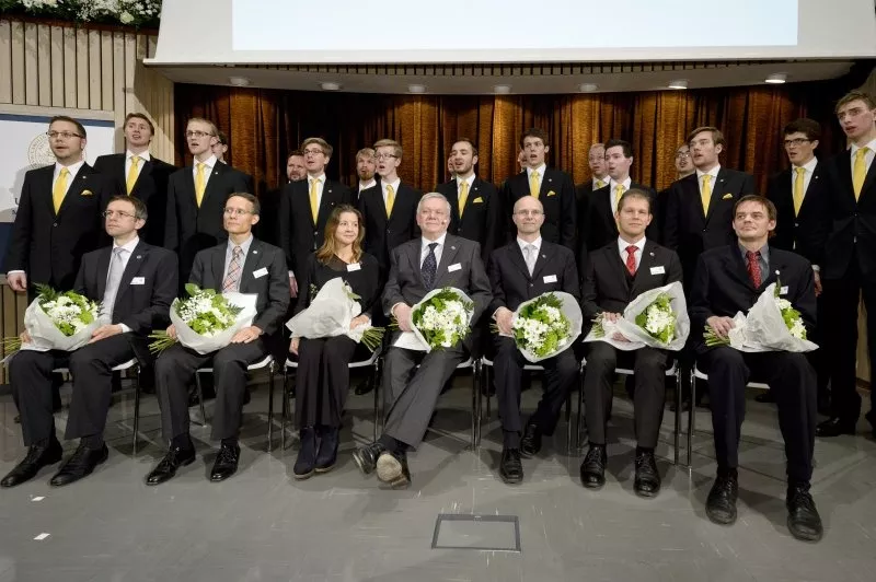 Gruppfoto av pristagare med blommor. Från vänster: Andrei Chabes, Lars Feuk, Kirsty Spalding, Peter Arner, Tino Ebbers, Joakim Larsson och David Bryder. Lunds Studentsångare i bakgrunden.