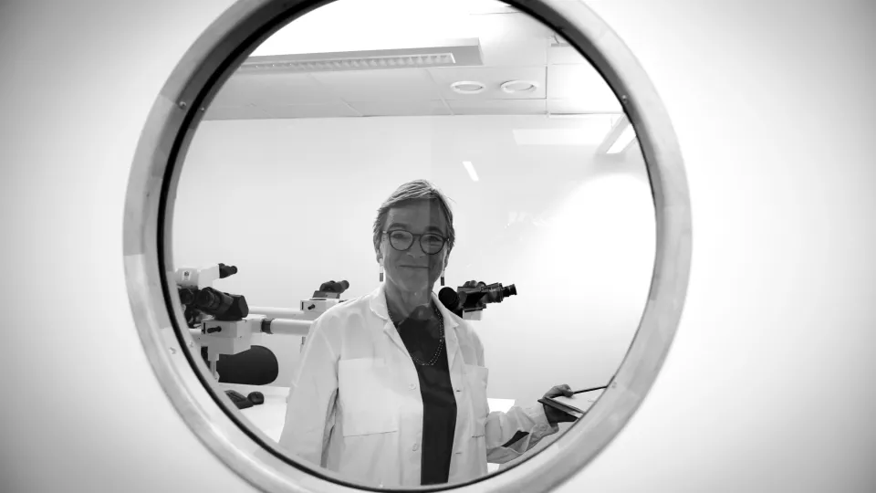 Elisabet England vid mikroskop i laboratoriet. Foto.