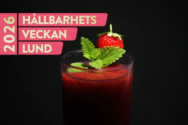 En röd drink med ett smultron på toppen. Foto.