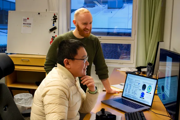 Två av AI-modellens upphovsmän, Jacob Vogel och Lijun An, visar studiens resultat. Foto: Emma Nyberg. 