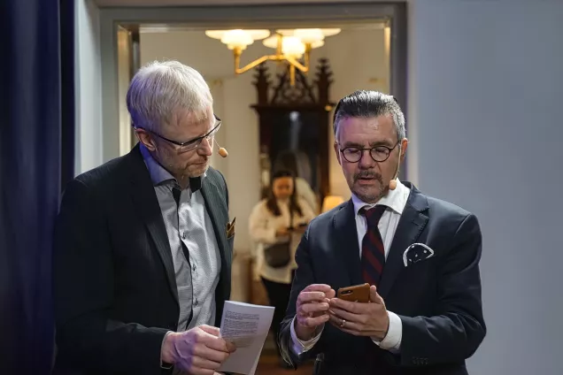 bild på Erik Renström, rektor vid Lunds universitet, och professor Tomas Deierborg, kvällens moderator. foto.
