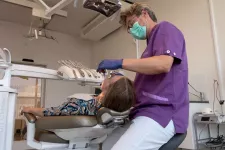  Tandläkare undersöker munhälsan hos en kvinna. "Foto".