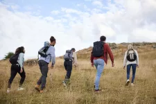 fem personer vandrar i naturen. foto.