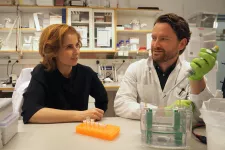 Forskarna Anna Blom och Ben King i labbet