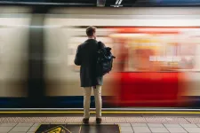 Man framför tåg som susar förbi. Foto: iStock
