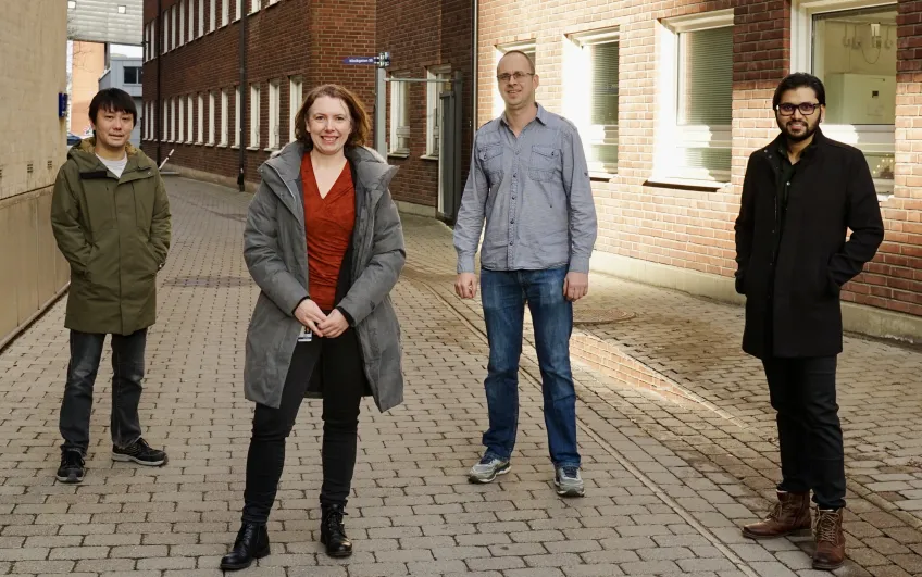Gemma Atkinson tillsammans med (fr vä) postdoc-forskaren Tatsuaki Kurata, forskarkollegan Vasili Hauryliuk och doktoranden Chayan Kumar Saha. Foto.