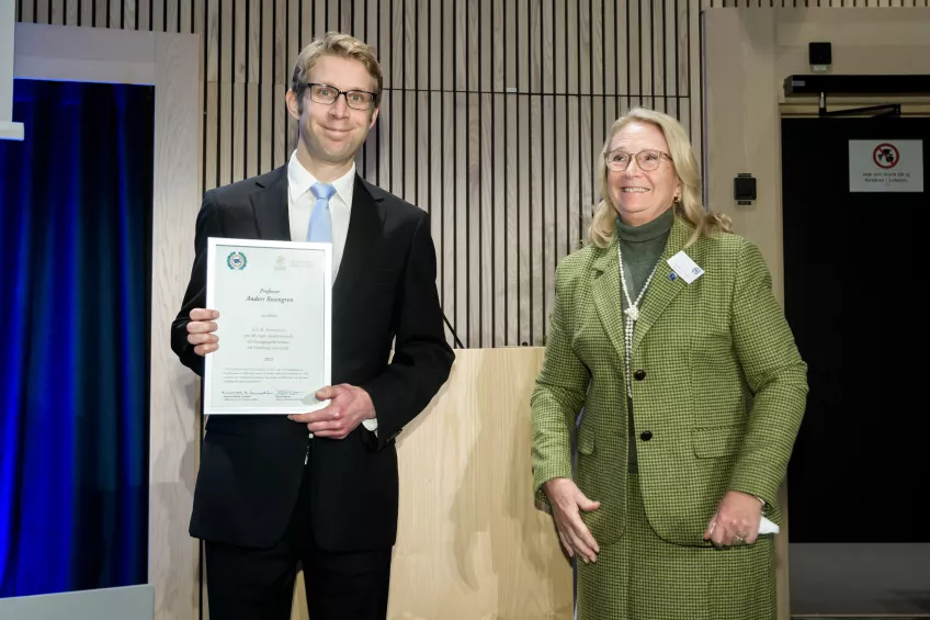 Anders Rosengren tar emot pris av Elisabeth Edholm Fernström. Foto.