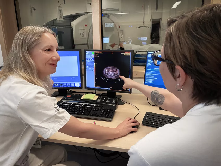 Elin Trägårdh och röntgensköterskan studerar skärmen