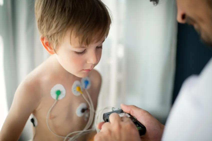 en pojke har tar ekg foto iStock