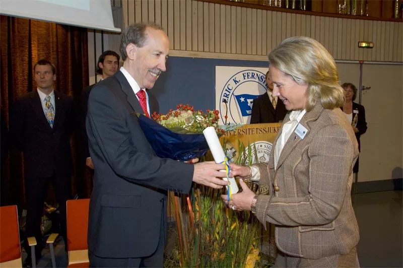 Professor Kari Alitalo mottar sitt Fernströmpris av Dr Elisabeth Edholm Fernström. Foto.
