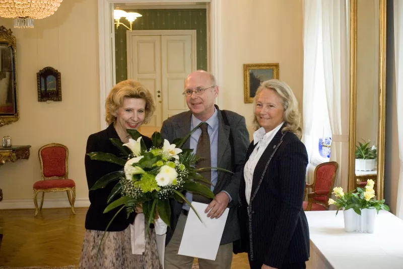 Efter prisceremoni med blommor. Professor Leena Peltonen, Dekanus Bo Ahrén och doktor Elisabeth Edholm Fernström. Foto