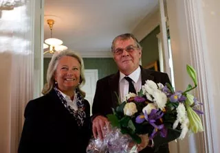 Doktor Elisabeth Edholm Fernström tillsammans med  pristagare prof Antti Vaheri. Foto.