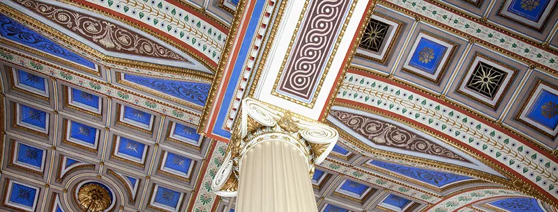 Vackert dekorerat innertak från 1800-talet i universitetets huvudbyggnad. Foto.
