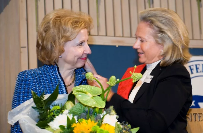 Professor Leena Peltonen mottar priset av Dr Elisabeth Edholm Fernström