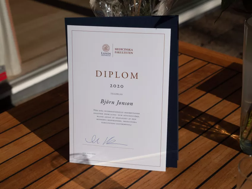 Diplom med texten:  2020 tilldelas Björn Jonson för sina internationellt banbrytande insatser inom lung- och intensivvård, bland annat av skapandet av den moderna respiratorn, medicinska fakultetens silvermedalj
