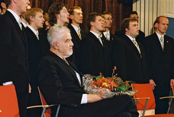 Lennart Philipson tillsammans med Lunds Studentsångförening i samband med prisutdelning. Foto.