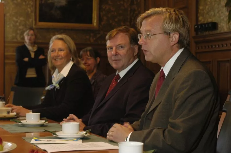 Doktor Elisabeth Edholm Fernström, professor Jan Holmberg och dekanus Jan Nilsson sittande vid bord. Foto.