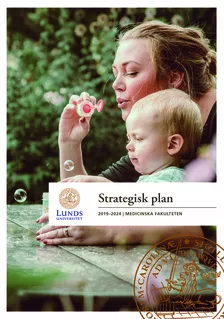 Kvinna och litet barn blåser såpbubblor. Faksimil av omslag till Strategisk plan. 