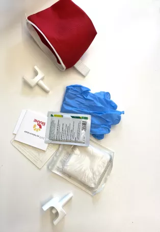 bild på en röd liten tygväska med nässpray med motgift för personer som riskerar att drabbas av opioidöverdos. Foto.