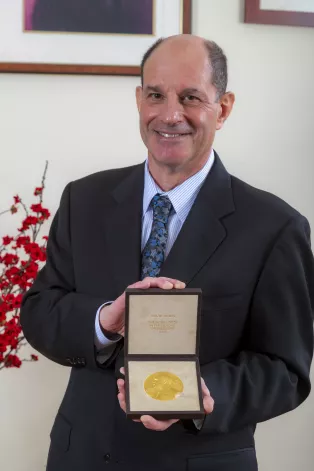 david julius med nobelprismedaljen. foto