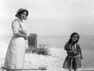 äldre foto på kvinna och ett barn på stranden