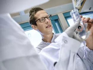 Cancerforskaren Kristian Pietras i laboratoriet. Foto
